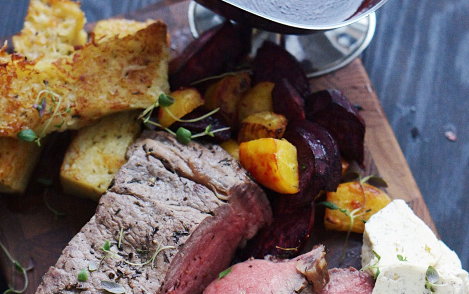 Biff med potatiskaka, rödvinssås, tryffelsmör och ugnsrostade betor